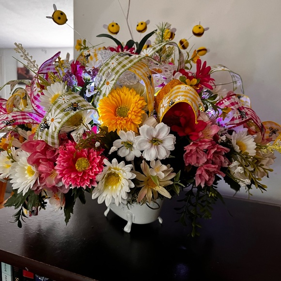 BEAUTIFUL SPRING FLORAL ARRANGEMENT - Picture 4 of 9